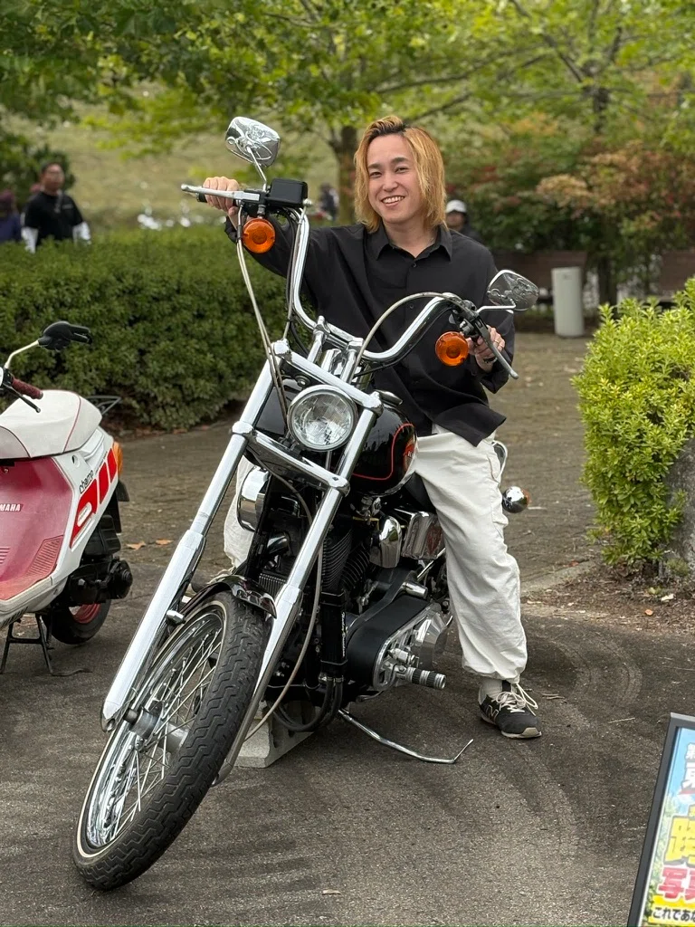 バイクに乗ってみたら、金髪ヤンキーみたいになりました。笑(人生で一度もバイクを運転したことはないけれど)
